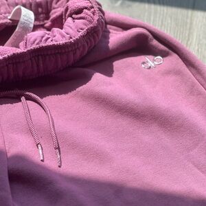 Alo Mulberry Pink Accolade sweatpants